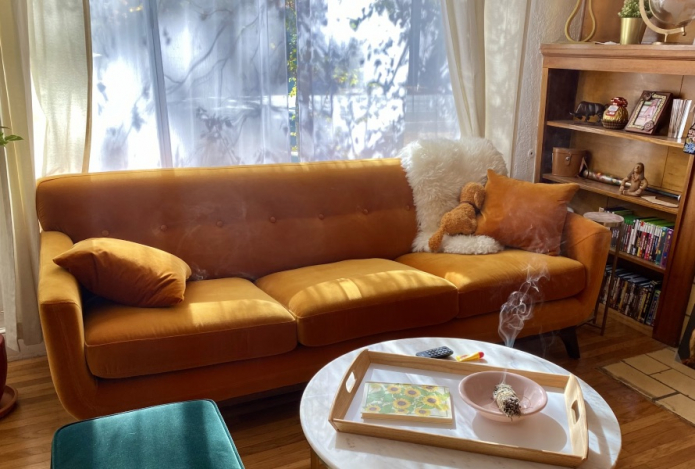 Декорировать подушками диван