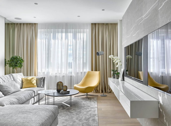 серебристо-серая гостиная со светло-желтыми креслами и диванными подушками
