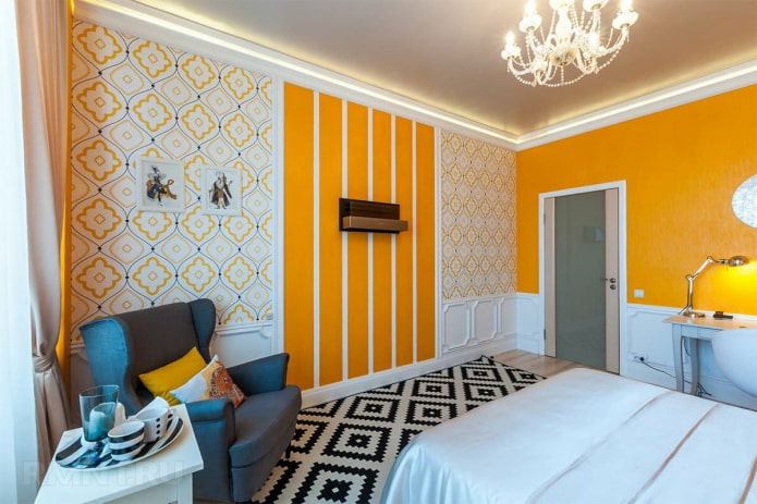 вставка из ярко-желтых вертикальных полос на стене спальни