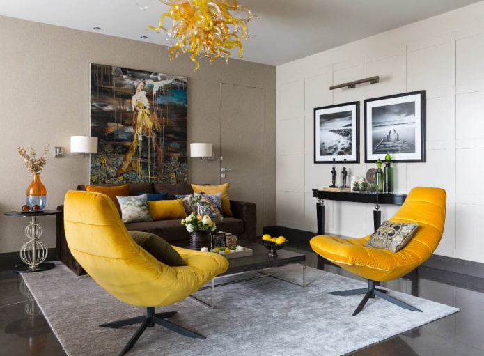 желтые кресла и диванные подушки в гостиной