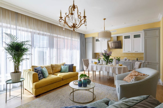 желтый диван, повторяющий оттенок стены в гостиной
