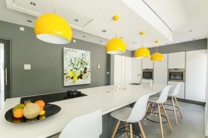 желтые подвесные лампы в кухне