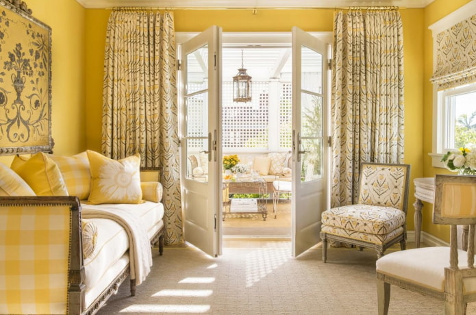 комната в стиле прованс в бело-желтой гамме