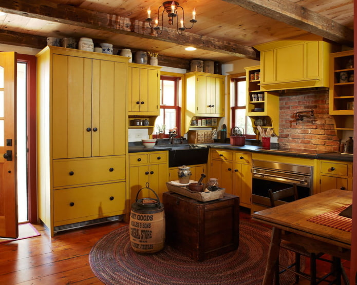 кухня в стиле кантри с желтой деревянной мебелью