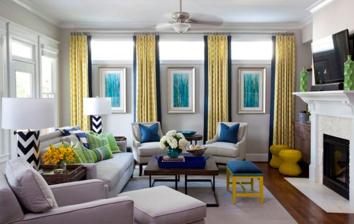 белая гостиная в стиле модерн с желтыми и синими акцентами