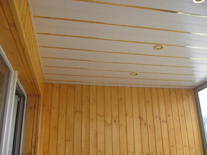 ПВХ-панели с подсветкой на потолке балкона