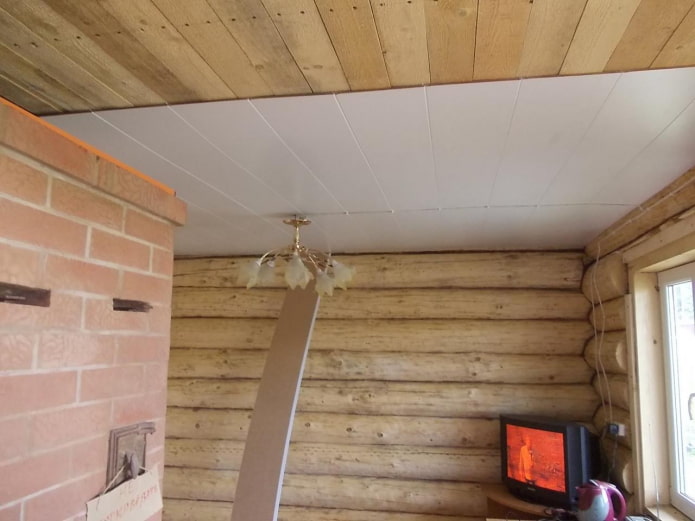 монтаж потолочных пластиковых панелей в деревянном коттедже