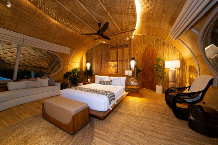 спальня с бамбуковой и плетеной отделкой стен и потолка