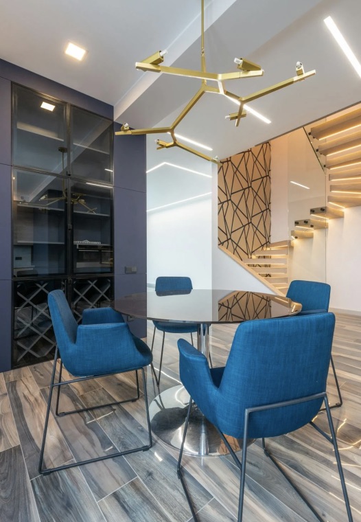 стеклянный стол и шкаф