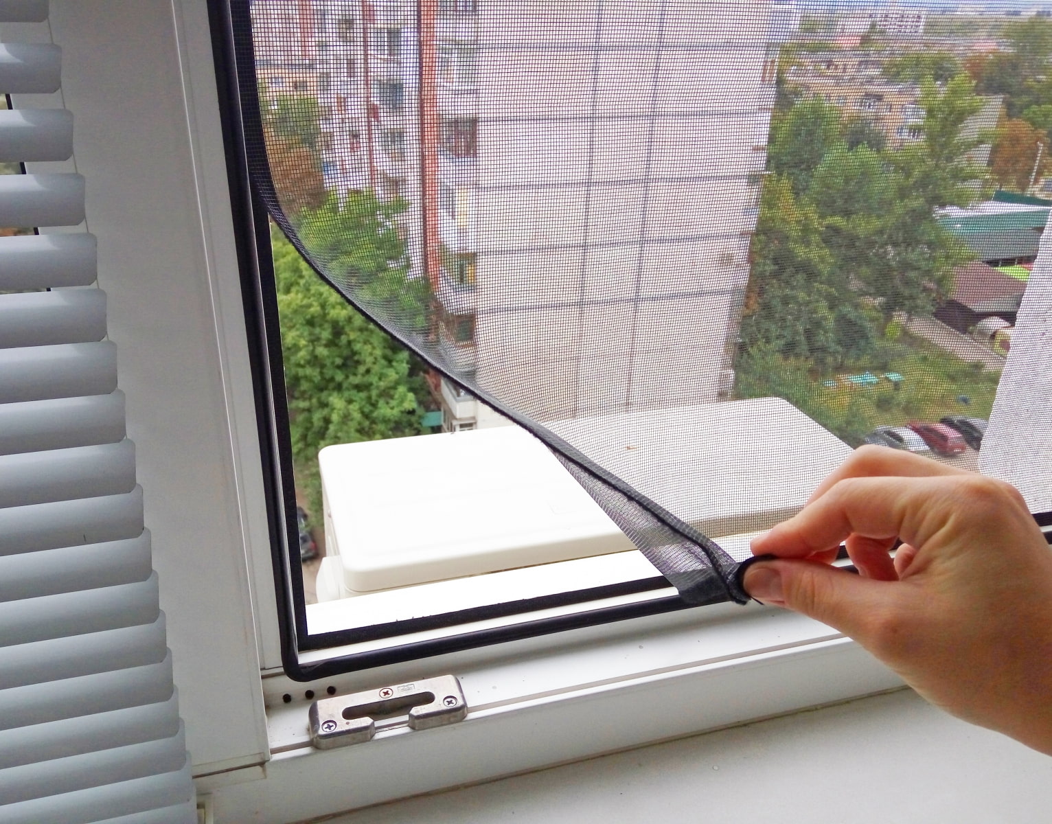 Как установить москитную сетку на пластиковые окна своими руками? – 5 .