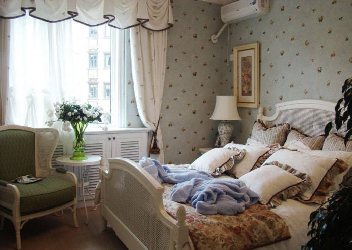 спальня с текстилем в стиле кантри