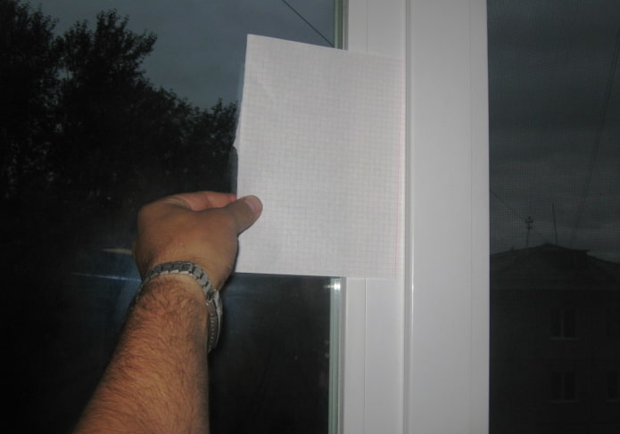 проверка плотности прижима окна с помощью бумаги