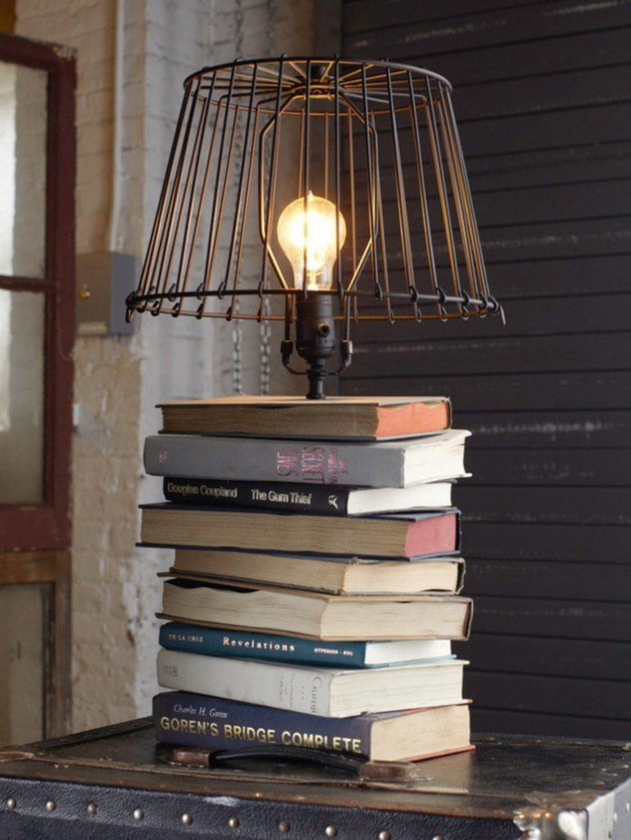 Лампа из книг