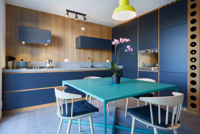 синяя кухня с деревом