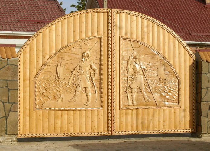 резные деревянные ворота