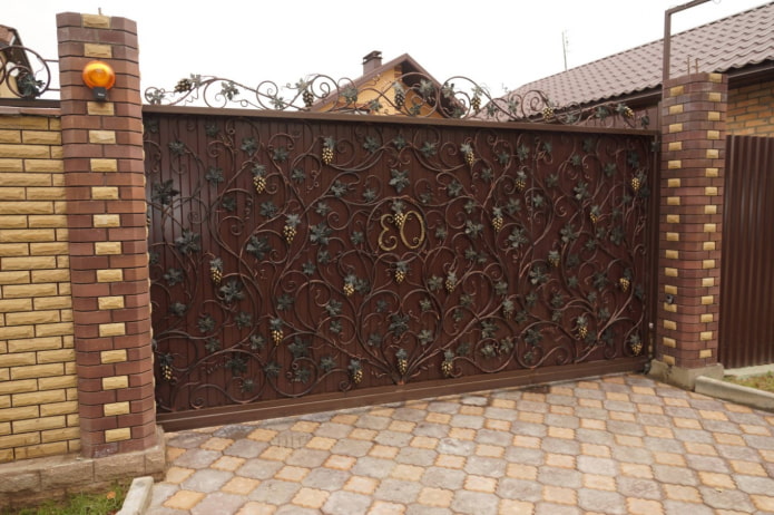 Двери, украшенные коваными элементами