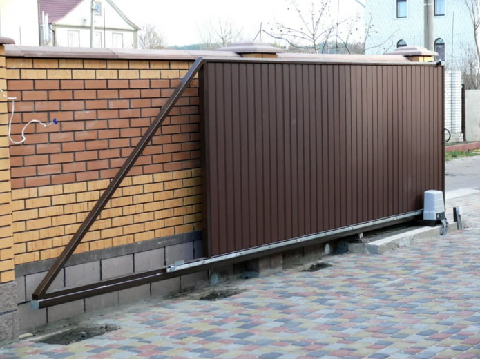 Роликовые гаражные ворота из гофрированного стального листа