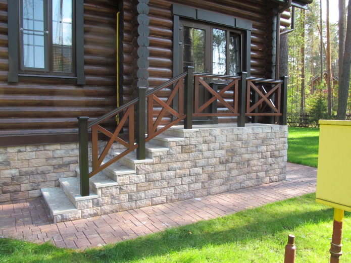 каменное крыльцо у деревянного дома