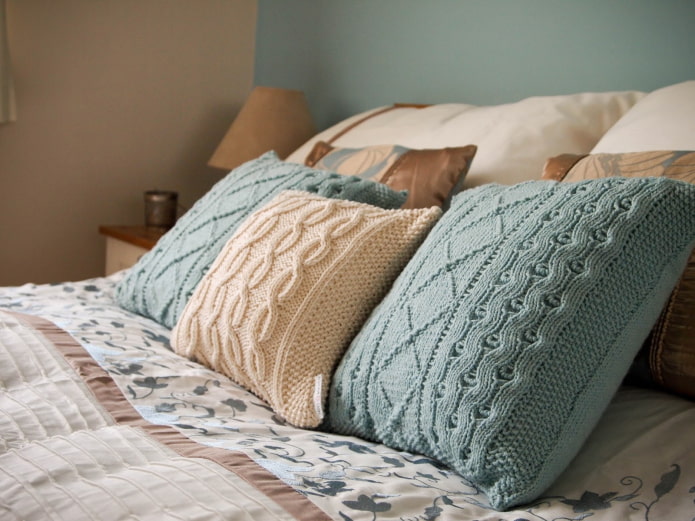 вязаные подушки на кровати