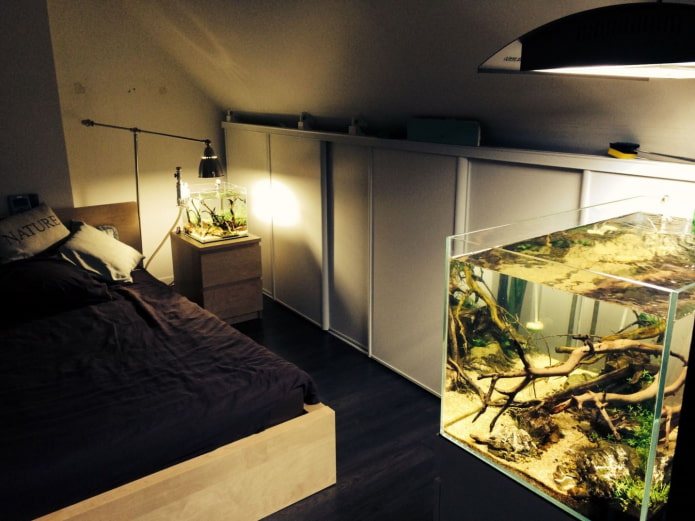 небольшие аквариумы в спальне