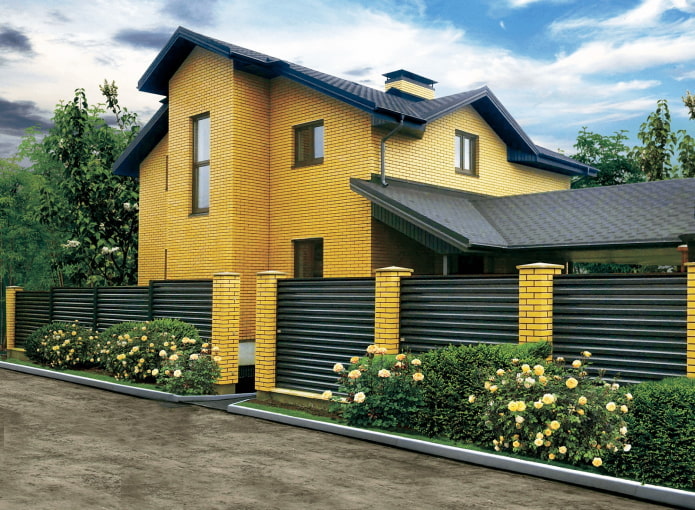 желтый кирпичный дом с темно-зеленой крышей