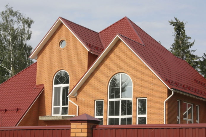 оранжевый кирпичный дом с красной крышей