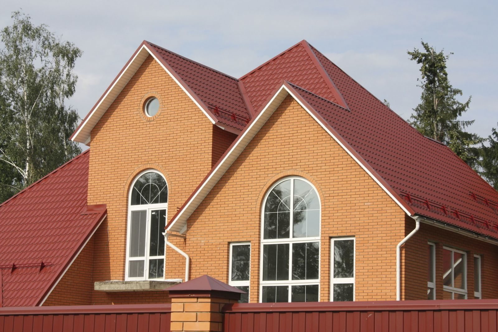 Фасад дома с красной крышей (93 фото)