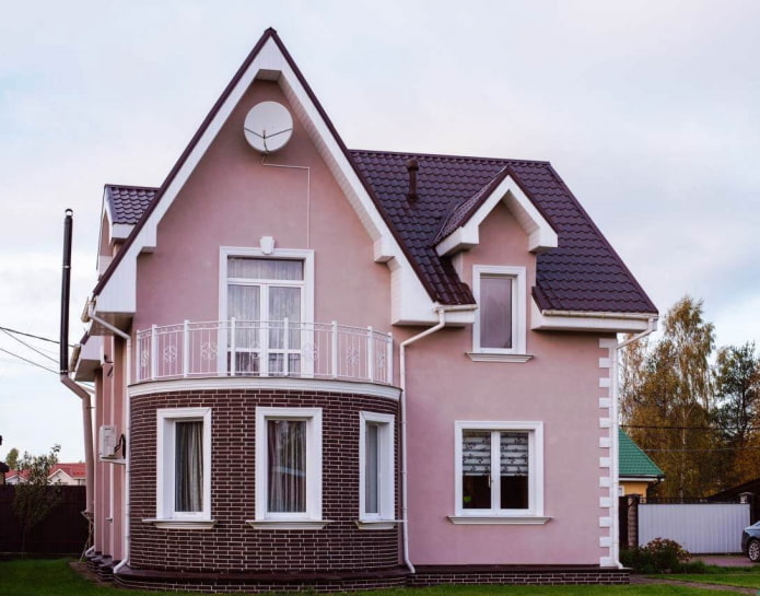 розовый дом с вишневой крышей