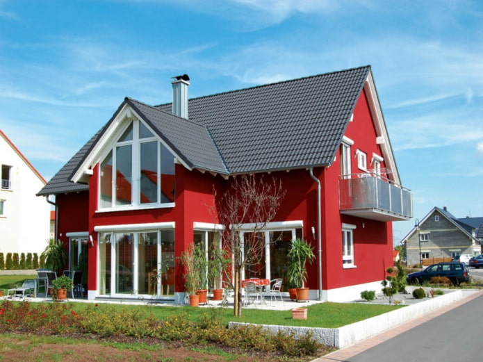 красный дом с черной крышей