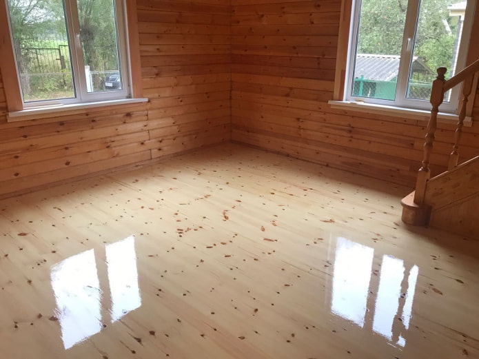лакированный деревянный пол