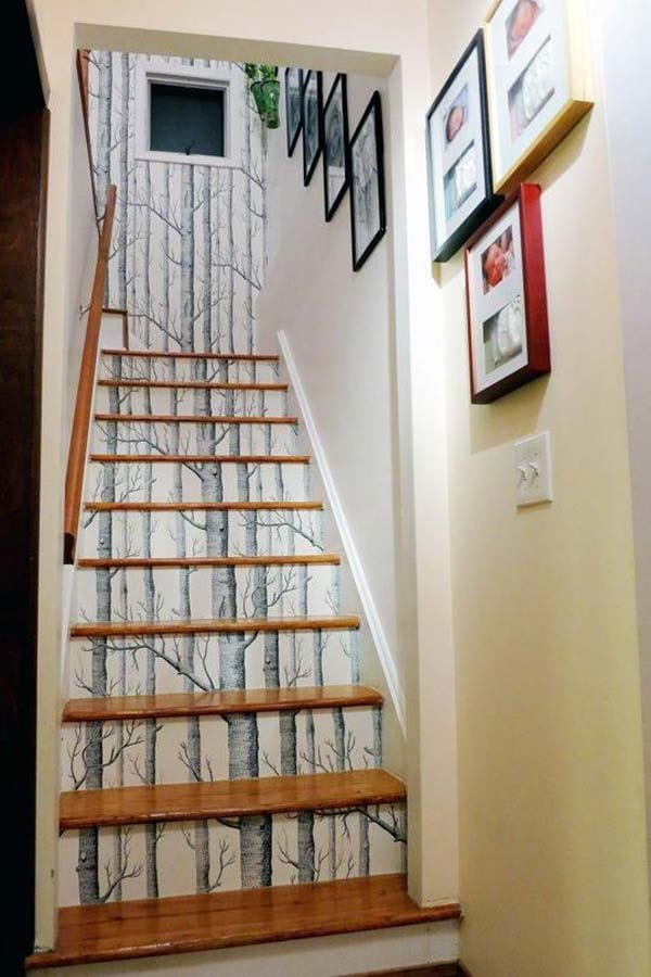 ступеньки лестницы, оклеенные обоями с рисунком дерева