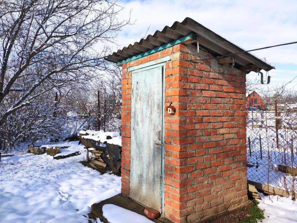 Выгребные ямы для туалета на даче: обзор конструкций и материалов + фото