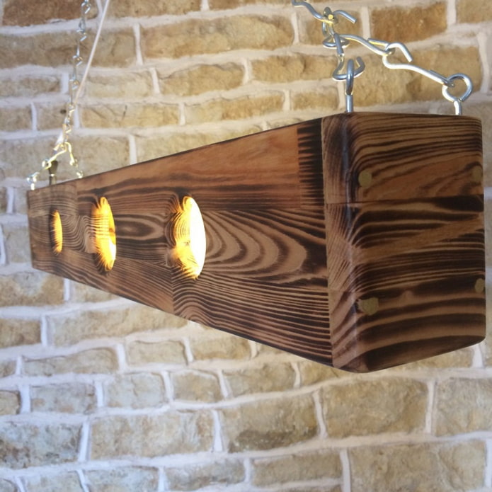 подвесной светильник из обожженной древесины