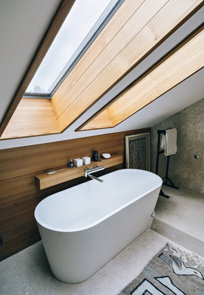 деревянные откосы в мансардной ванной