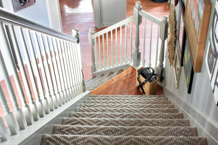 ковровая дорожка на лестнице