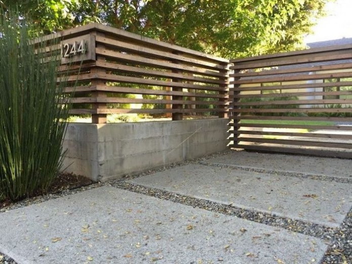 Забор из дерева и бетона