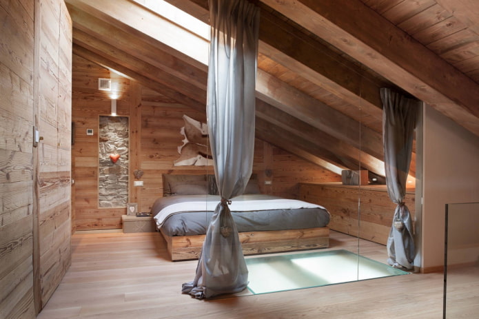 необработанный деревянный интерьер мансардной спальни