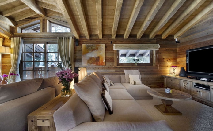 необработанный деревянный интерьер гостиной