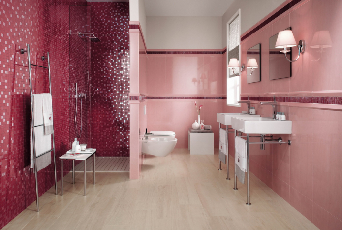 сочетание вишневой мозаики и розовой плитки в ванной