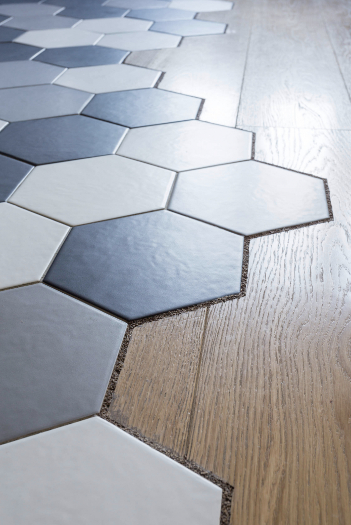 необычный переход от плитки к ламинату на полу