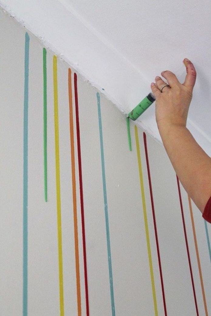 нанесение потеков краски на стену шприцем