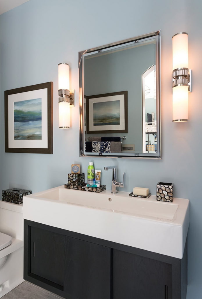 зеркало для ванной со светильниками по бокам
