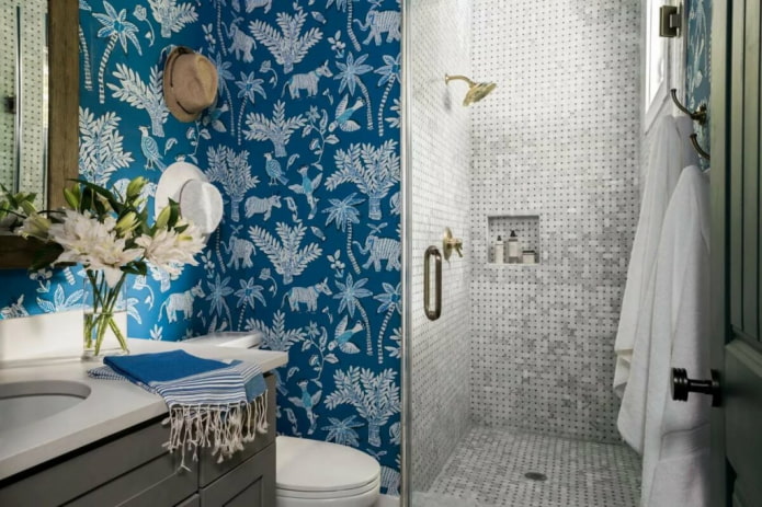синие обои с белыми цветами в ванной