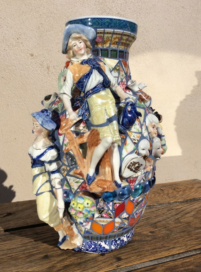 украшение вазы осколками статуэток
