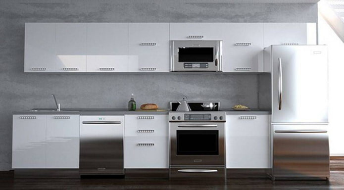 Серебристая посудомоечная машина в дизайне кухни