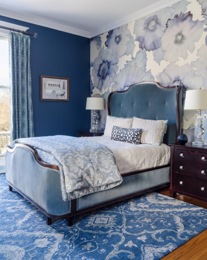 Синие обои в дизайне спальни