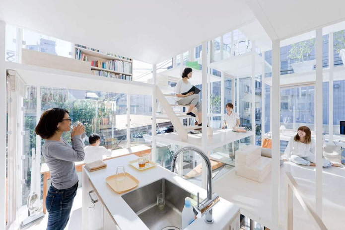 прозрачный дом в Токио вид изнутри