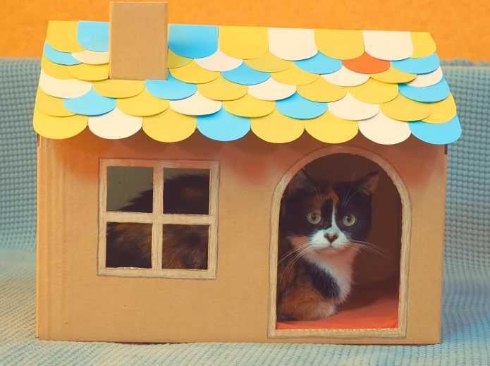 домик для кошки из коробки и бумаги