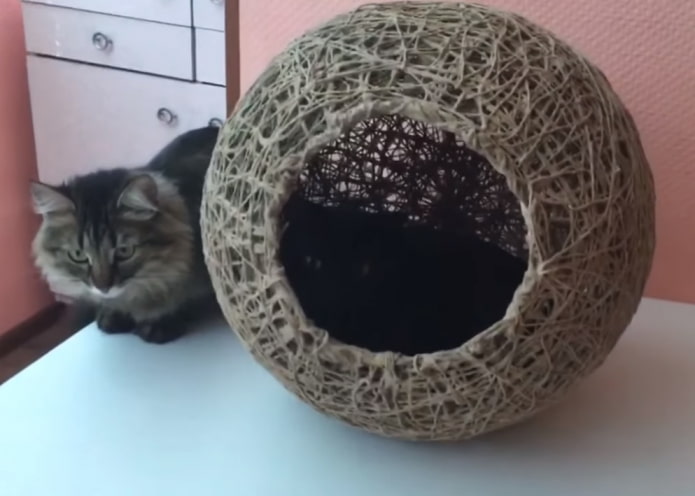 домик для кошки из шпагата и воздушного шара