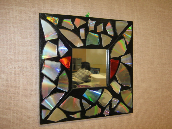 рамка для зеркала из компакт-дисков